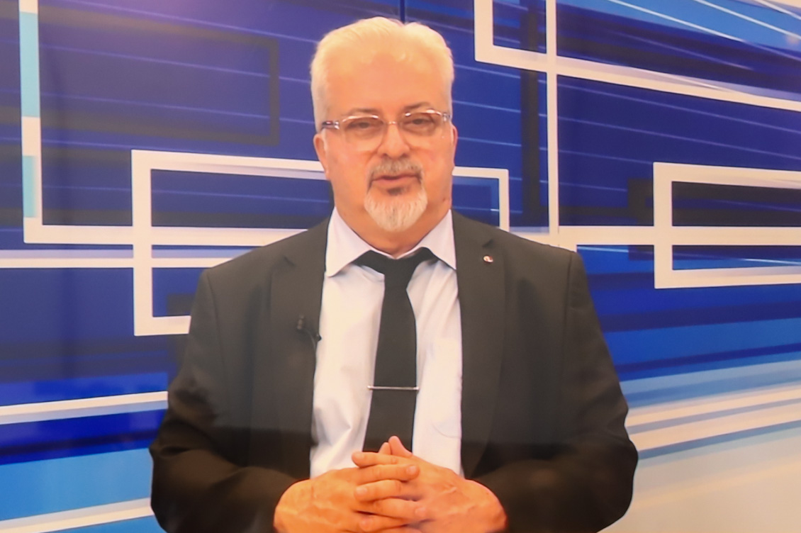 "Desembargador Luiz Felipe Lobo no telão, em mensagem de vídeo"