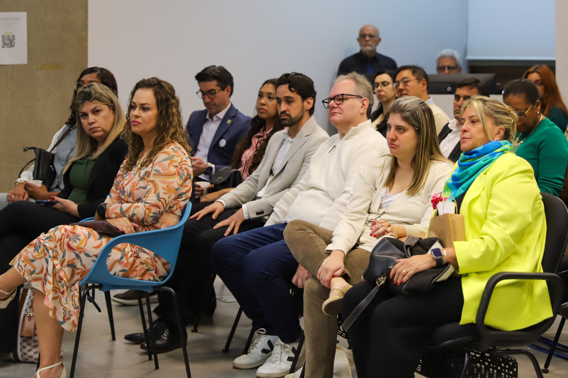 "foto do público sentado nas cadeiras do auditório"