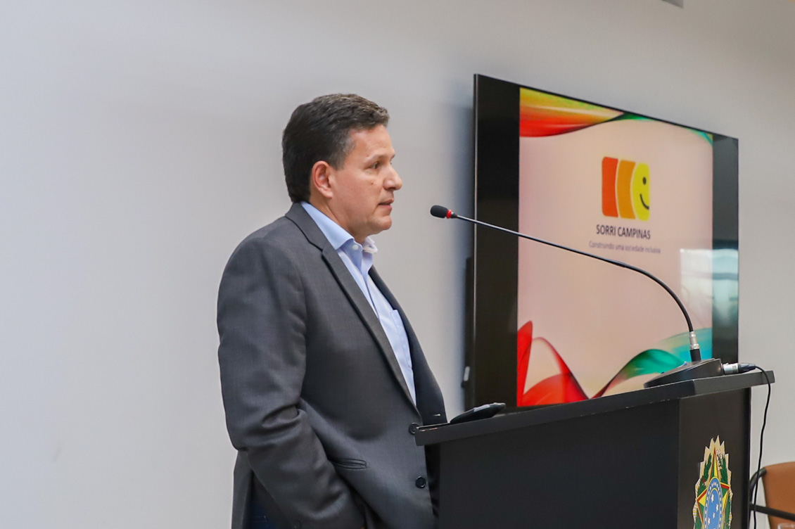 "Representante da Sorri Campinas fala ao microfone"