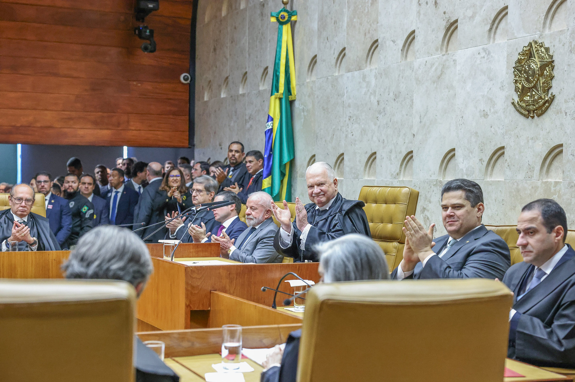 "Ministro Fachin aplaude, bem como os demais autoridades da mesa, no plenário do STF"