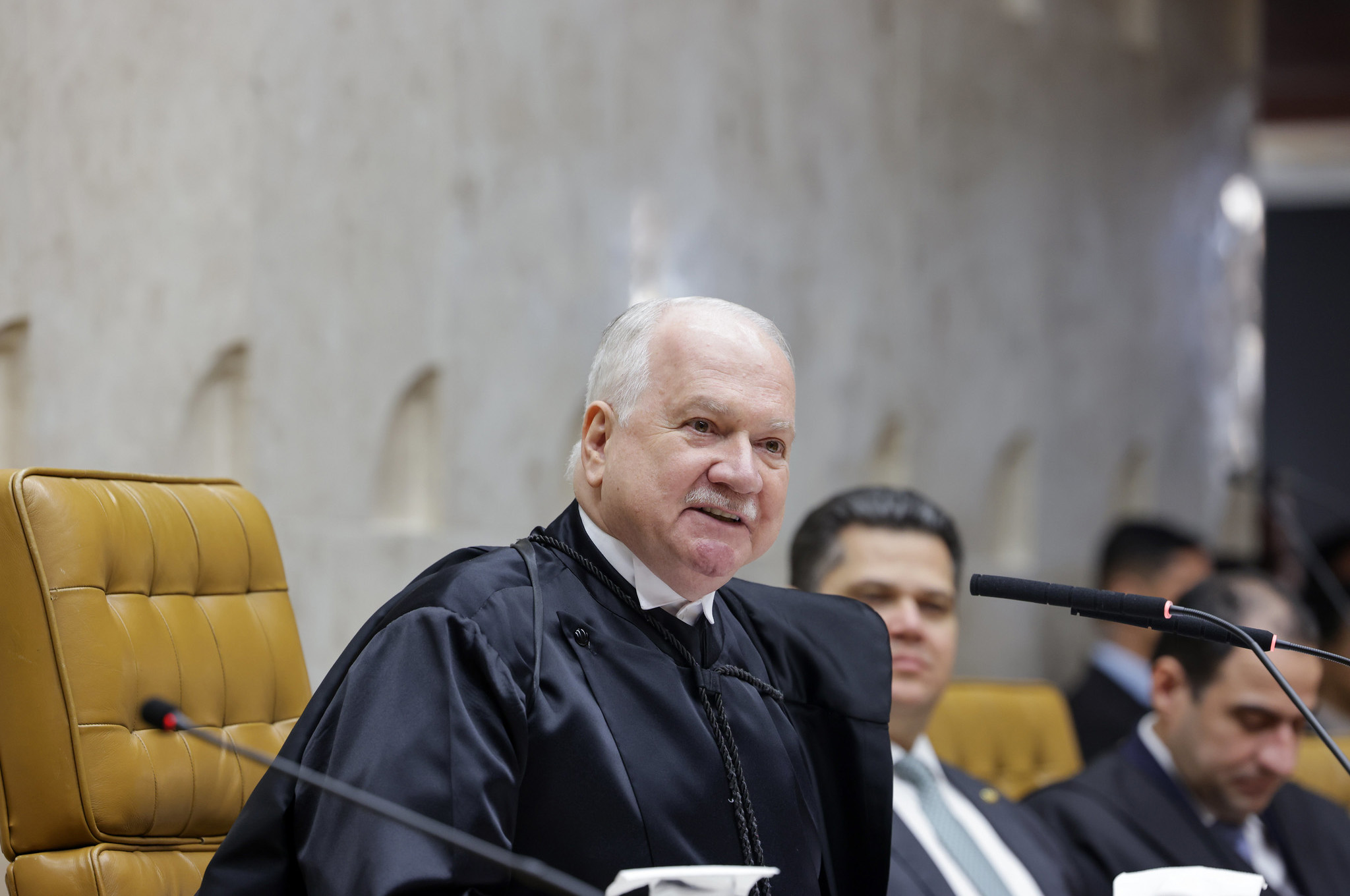 "ministro Fachin fala ao microfone"