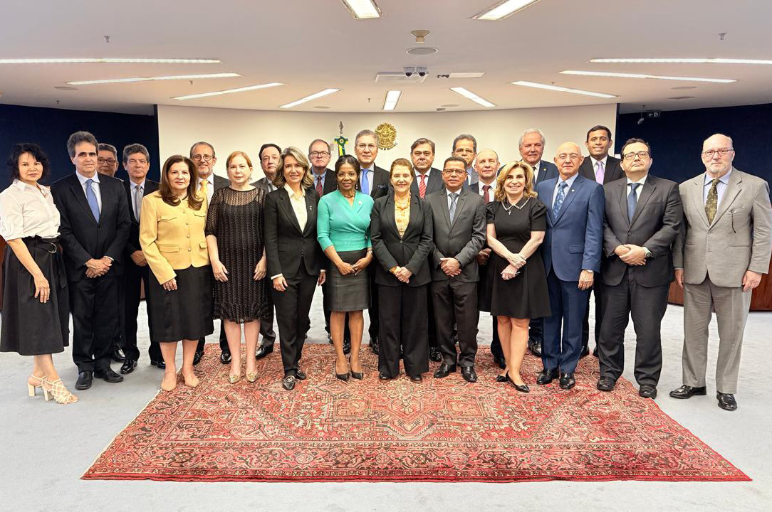 "Foto posada de presidentes dos TRTs, incluindo Dra. Ana Paula, todos de pé"