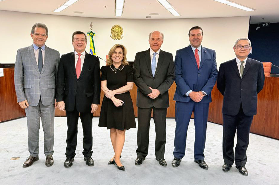 "Desembargadora Ana Paula e mais cinco representantes de TRTs estão de pé, posando para foto em sala do STF"