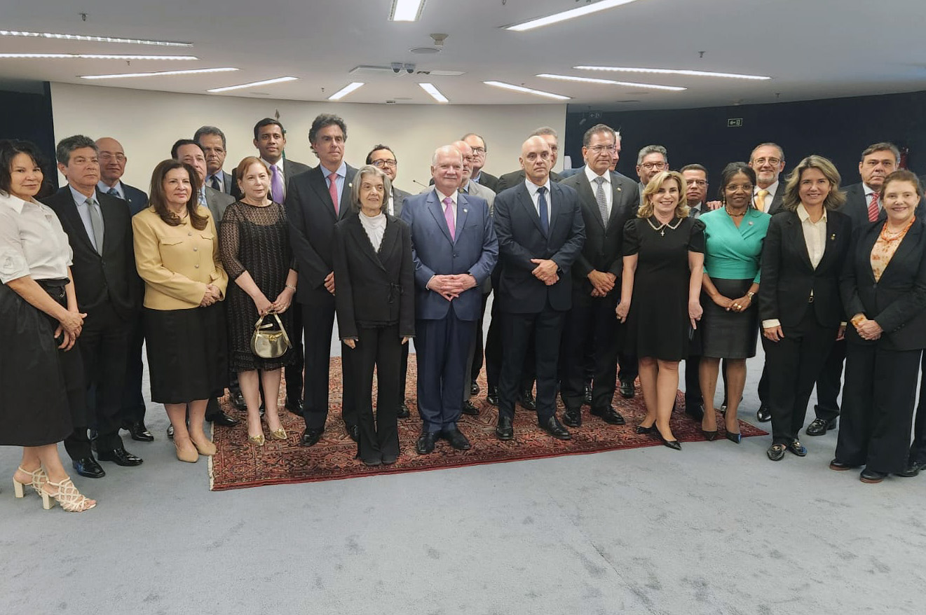 "Foto posada da Dra. Ana Paula, do presidente do TST e CSJT, ministro Luiz Philippe, demais presidentes, com os ministros Fachin, Alexandre de Moraes, Carmem Lúcia, e outras autoridades. Todos de pé"