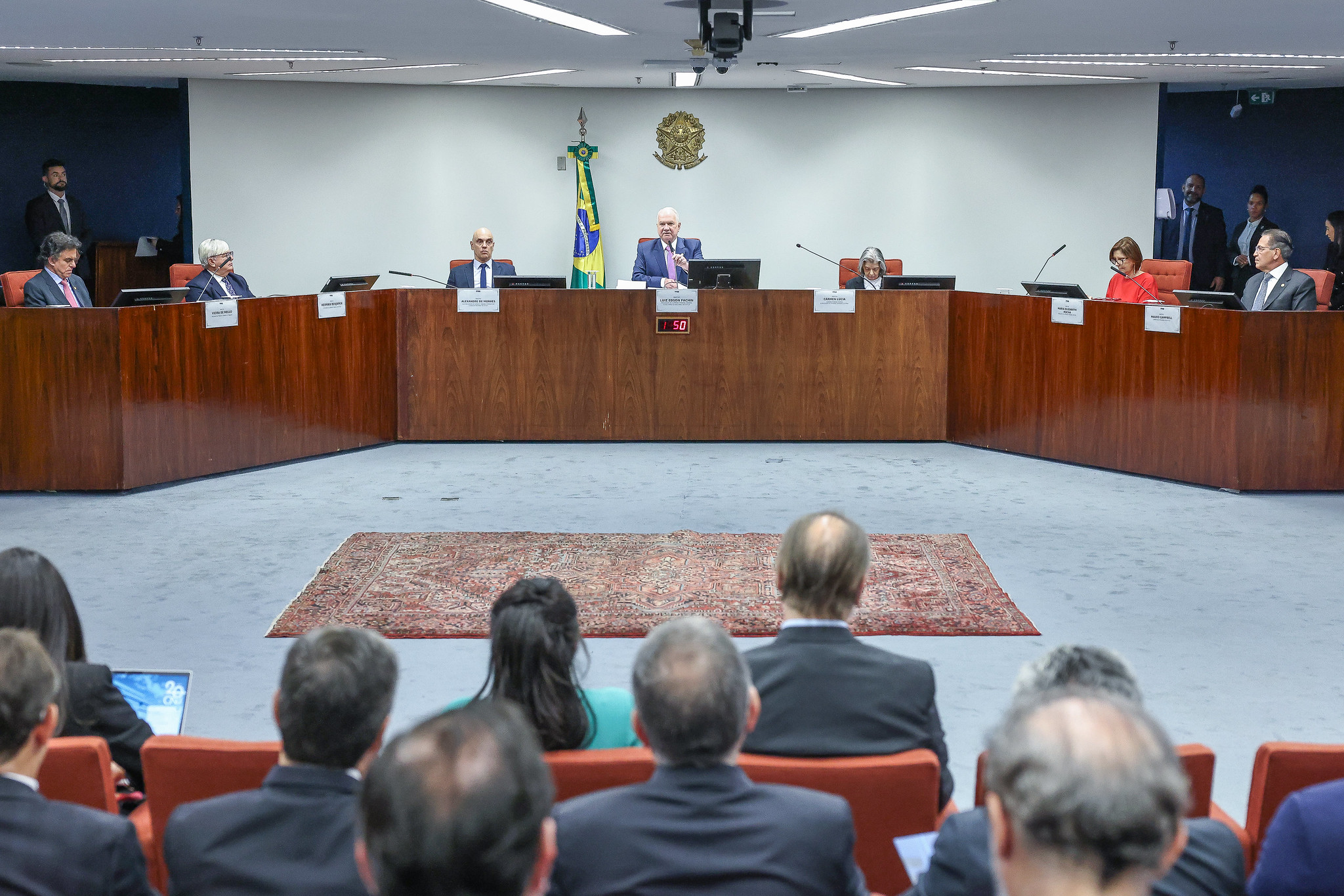 "Ministro Fachin no cento da mesa alta, ao lado de Alexandre de Moraes e demais presidentes dos órgãos superiores"
