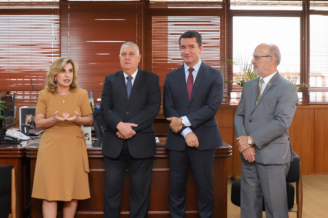 "Na foto estão em pé os quatro desembargadores"