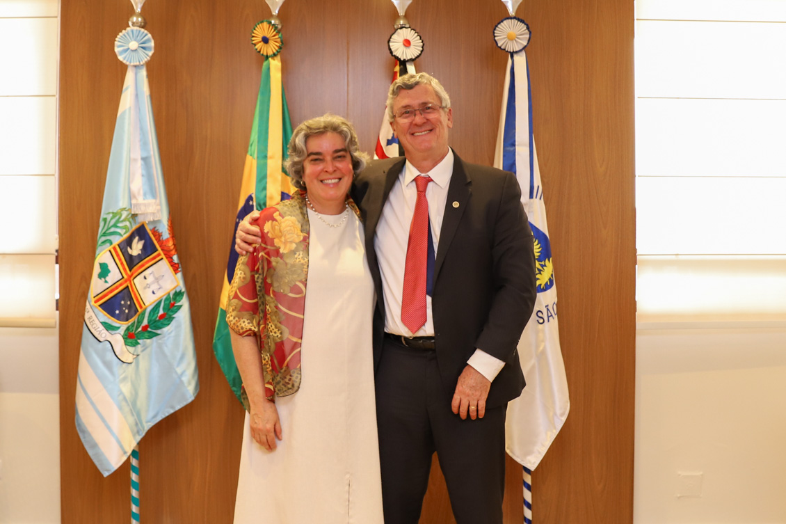 "Dr. André posa para foto com a esposa, em frente as bandeiras no Salão Nobre"