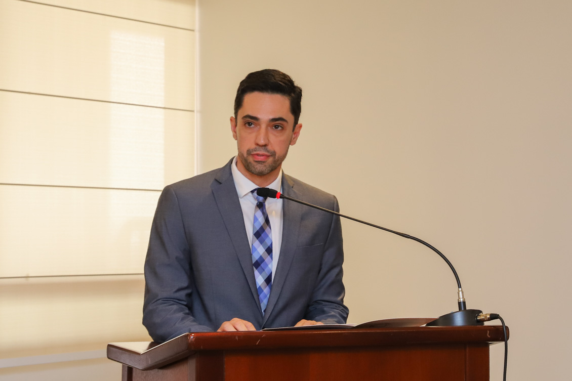 "Dr. Francisco está no púlpito, falando ao microfone"