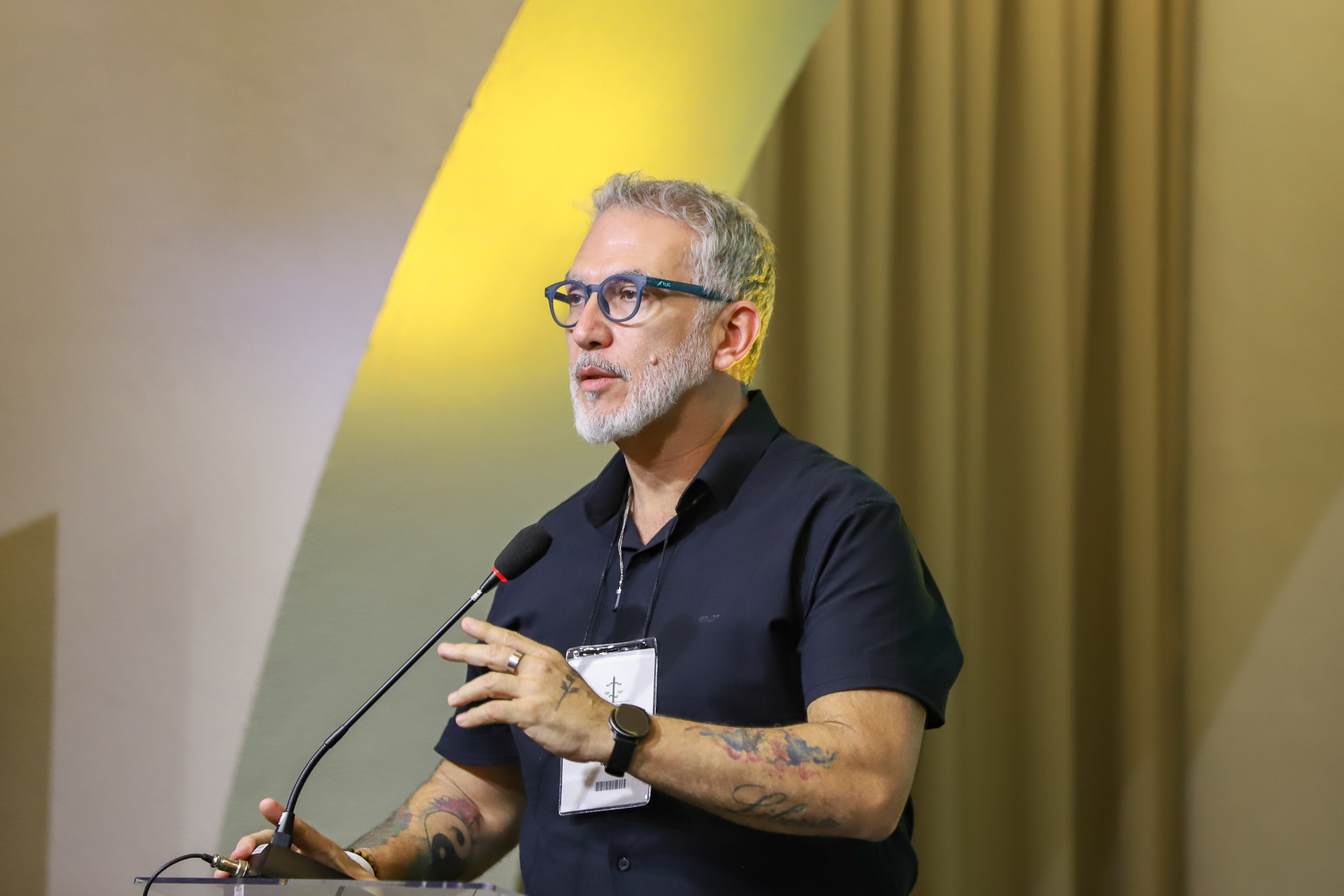 "Dr. Carlos Eduardo fala ao microfone"