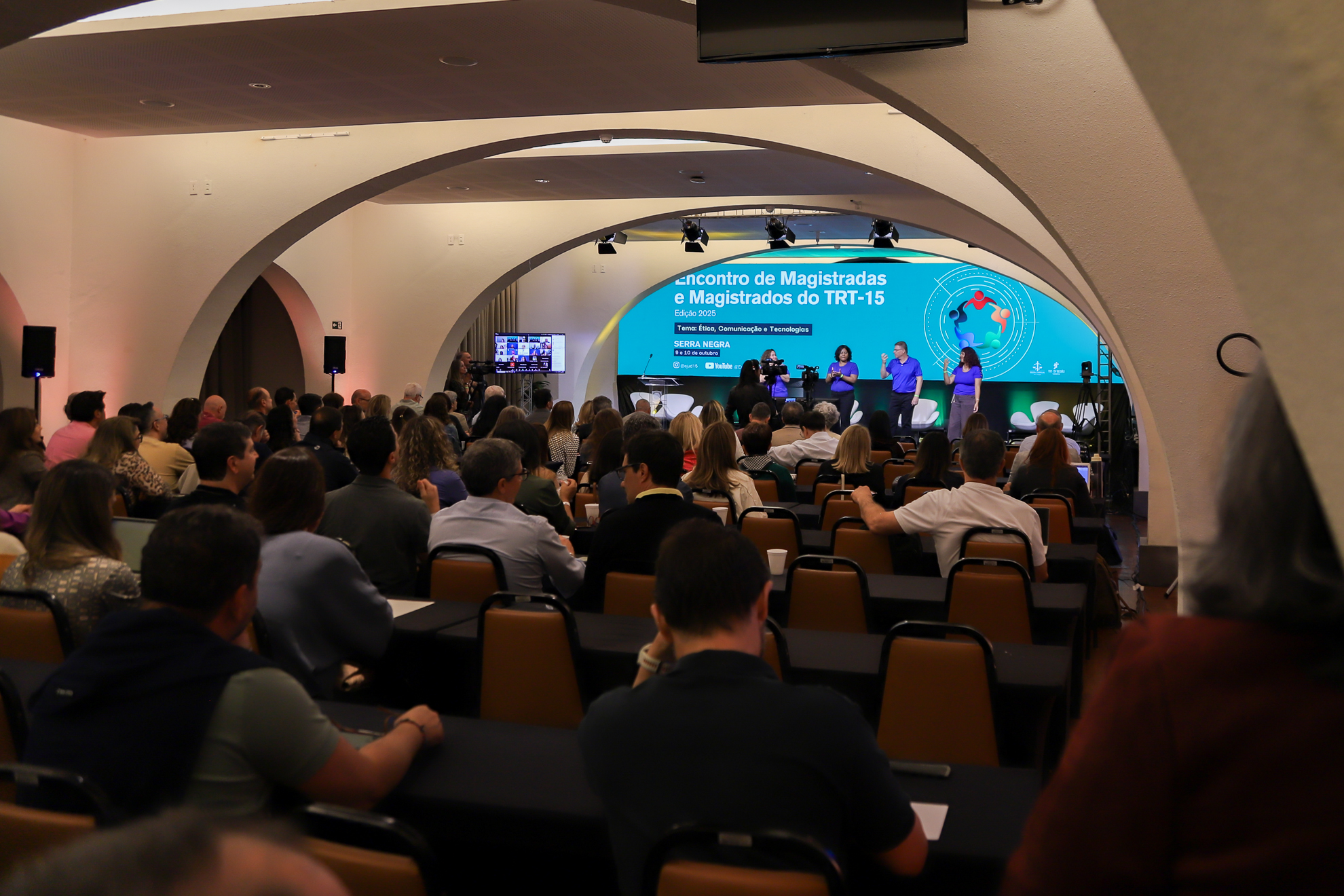 "Auditório lotado observa apresentação do Coral de Libras do TRT-15"