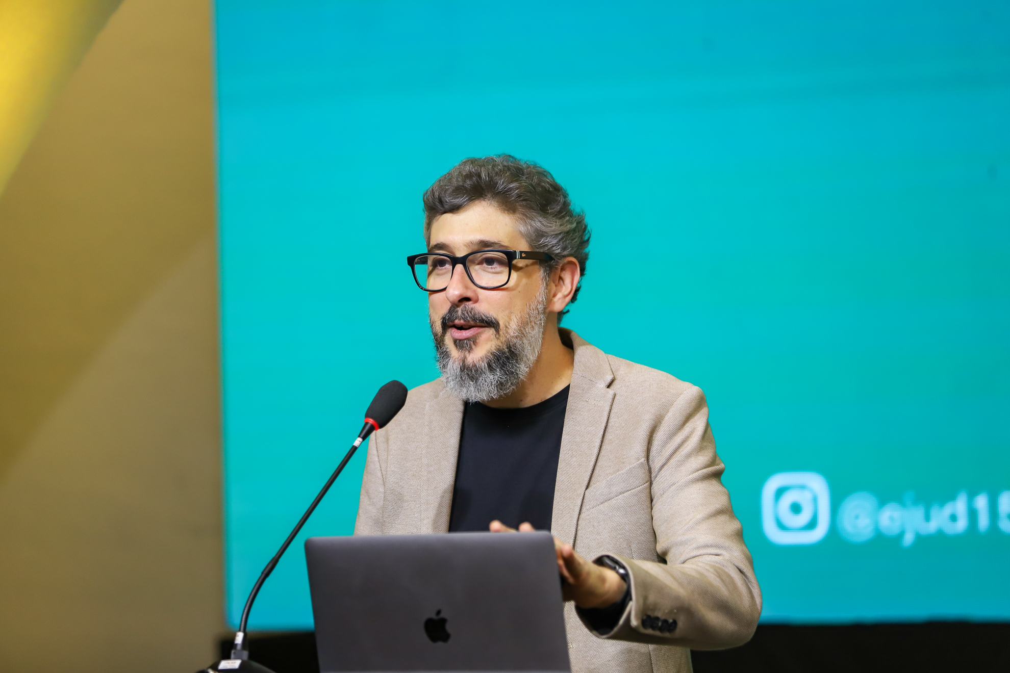 "Dr. Alessandro fala ao microfone"