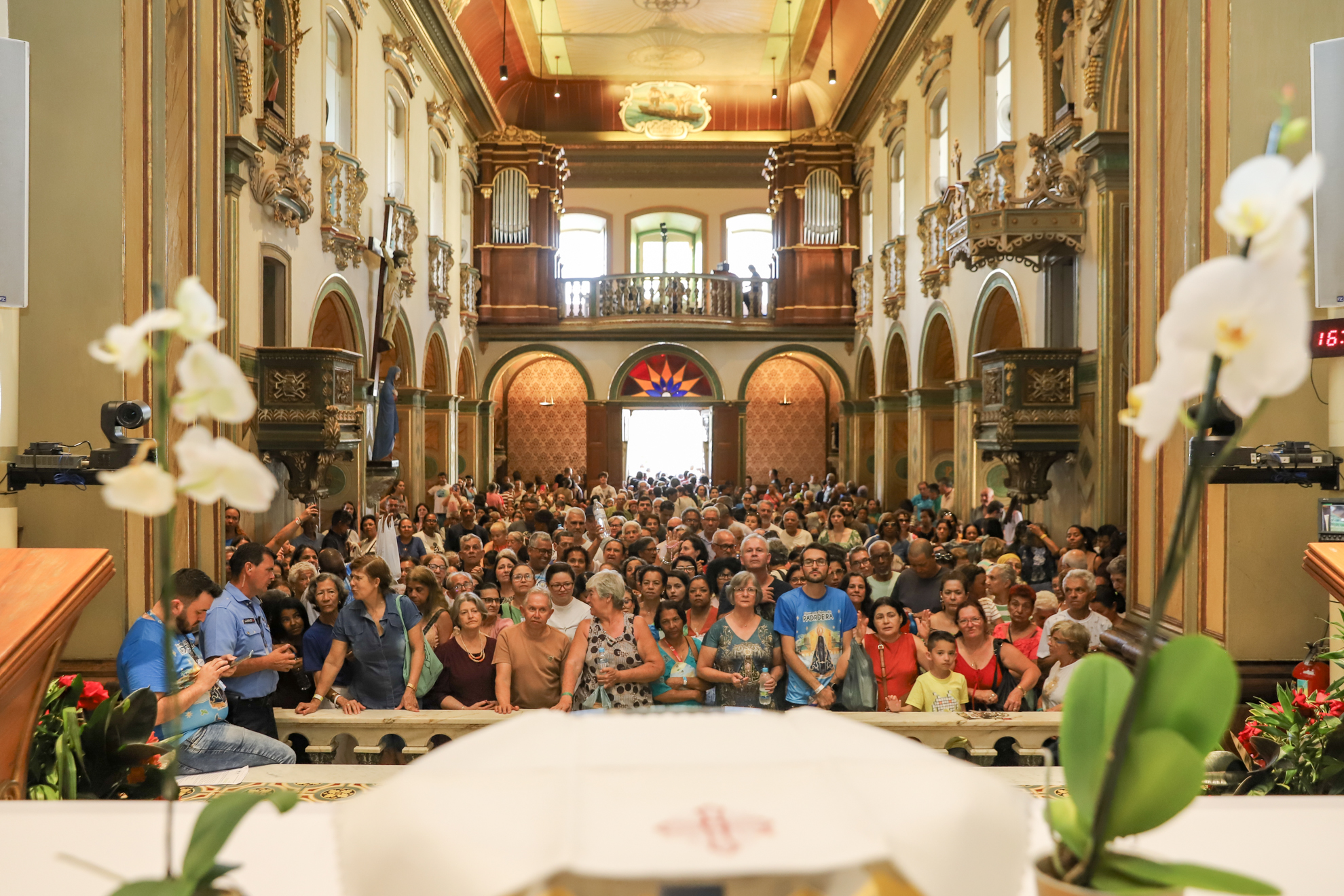 "foto geral da igreja lotada de fiéis"