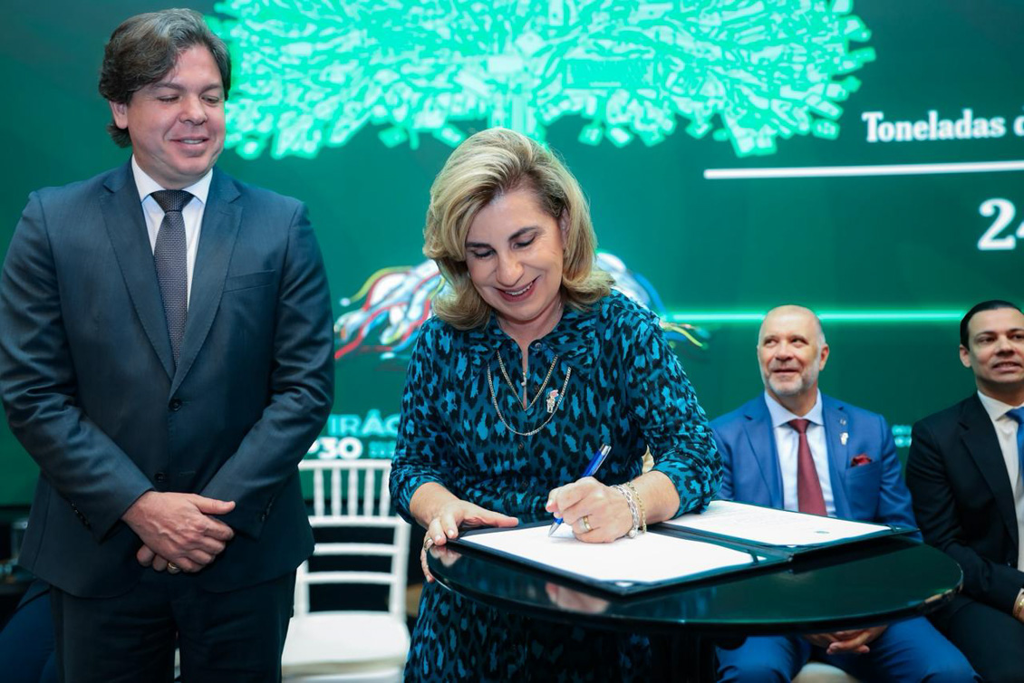 "A magistrada Ana Paula assina o termo sendo observada pelos presentes"
