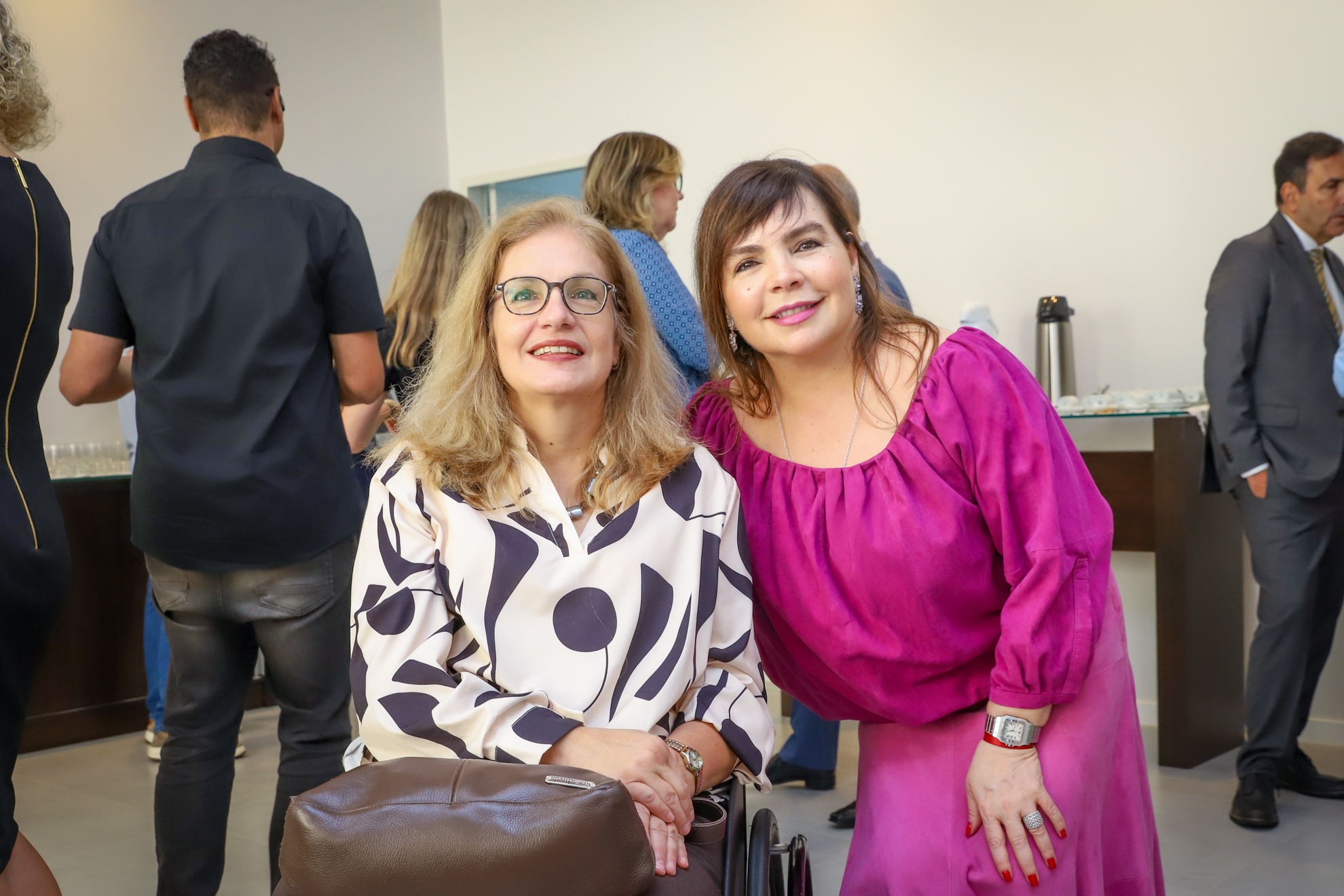 "Dra. Marina posa para foto ao lado da professora Gisele"