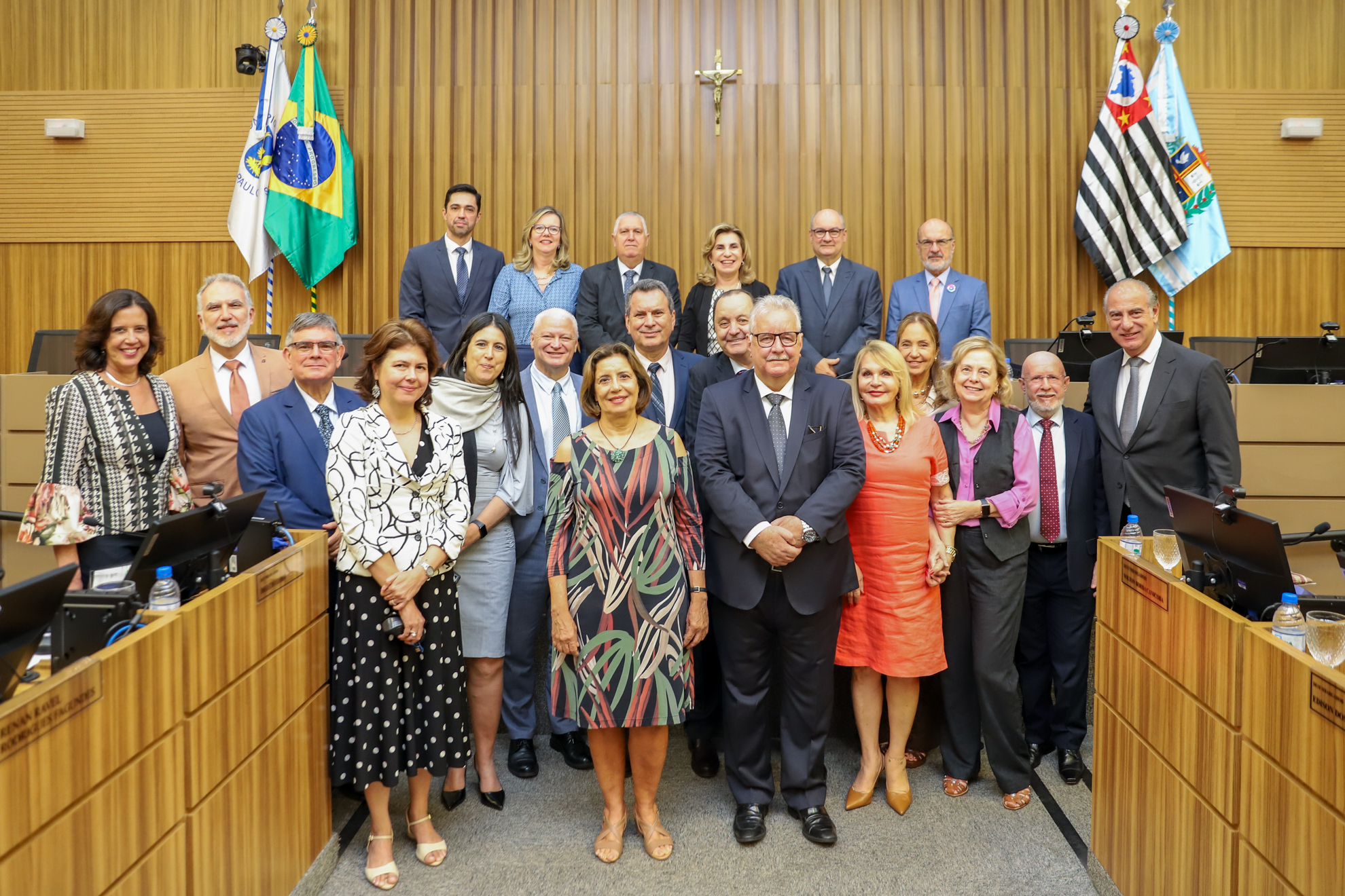 "Foto posada do Dr. Oséas com todos os magistrados que participaram da sessão presencialmente no plenário"