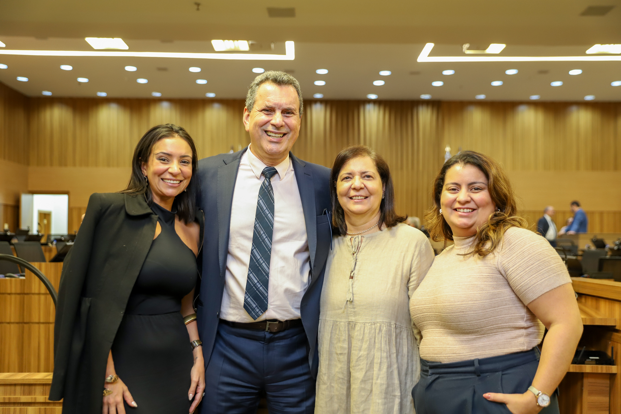 "foto posada do Dr. Oséas com três servidoras do tribunal"