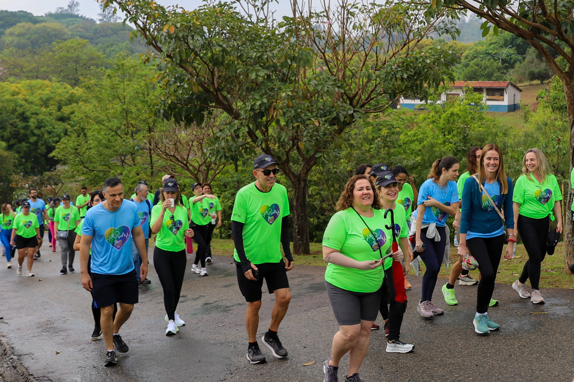 "Dra. Ana Paula, a juíza Daniela e dezenas de servidores caminham pelo parque ecológico"