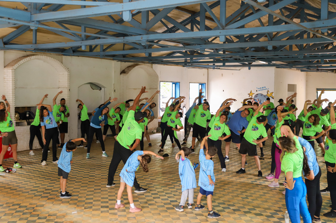 "No Galpão do Parque Ecológico os servidores participam de um aquecimento, segundo as orientações do preparador físico"