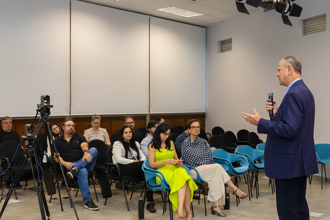"Servidores acompanham palestra sobre finanças no auditório do Colabora"