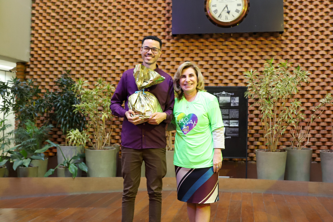 "Anderson segura um presente e posa para foto ao lado da Dra. Ana Paula"