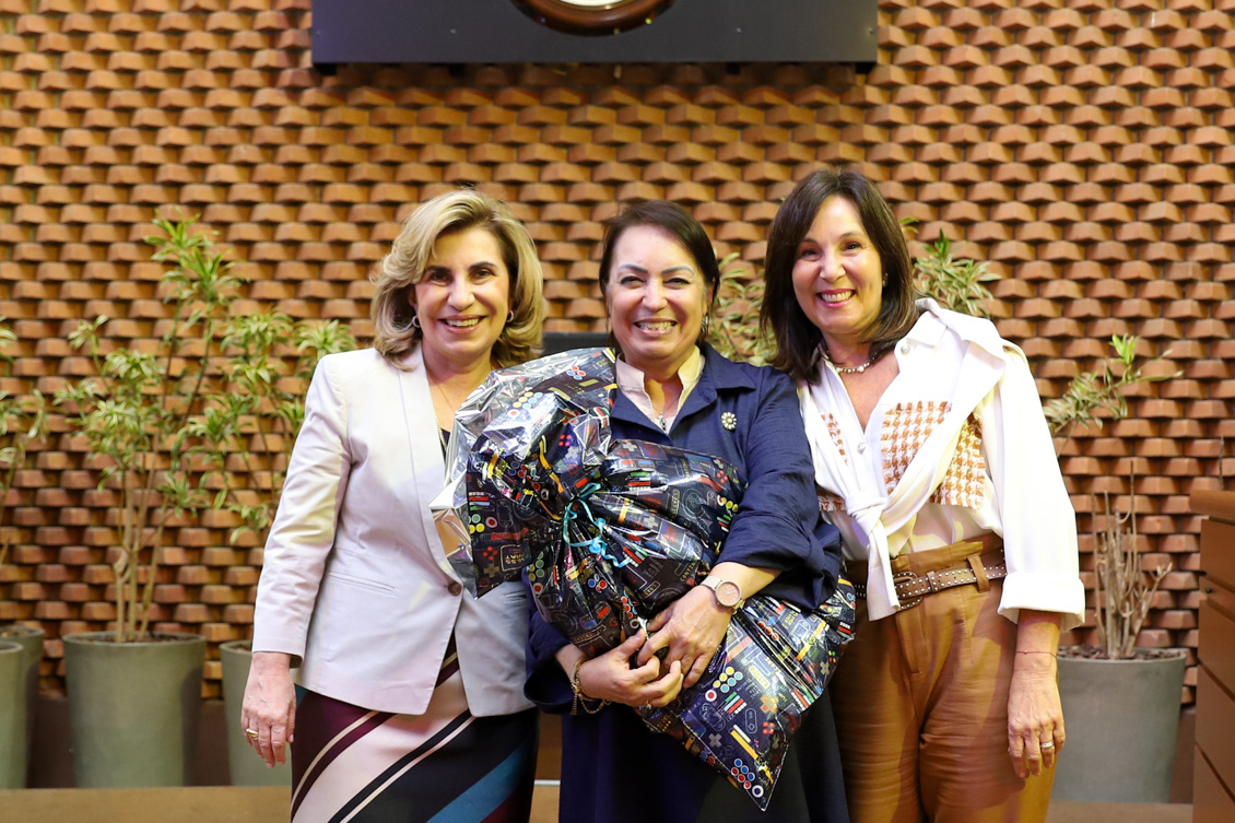 "Marisa, no centro, segura um presente, ladeadas pela Dra. Ana Paula e a secretária-geral do TRT-15, Adriana Amaral"