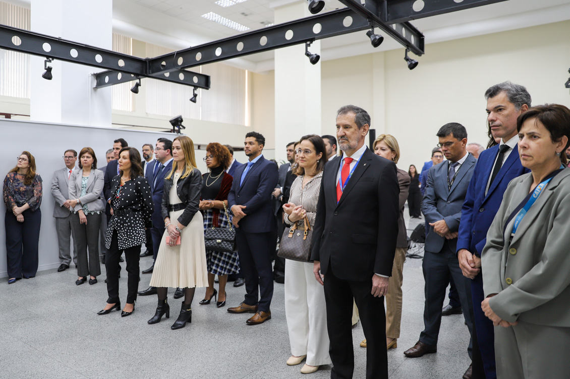 "Público de pé acompanha a abertura da semana no Espaço Cultural"