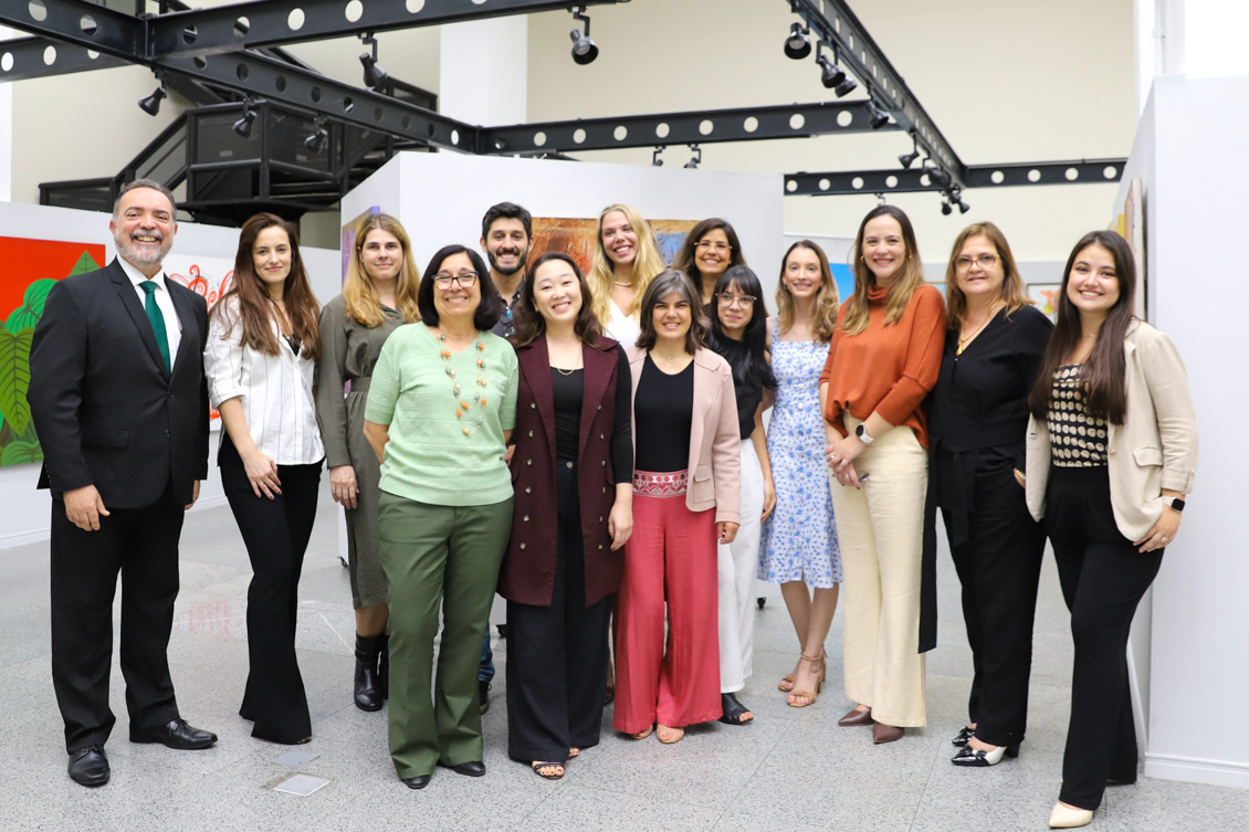 "14 pessoas do Cejusc de 2º Grau, entre homens e mulheres, posam para foto"