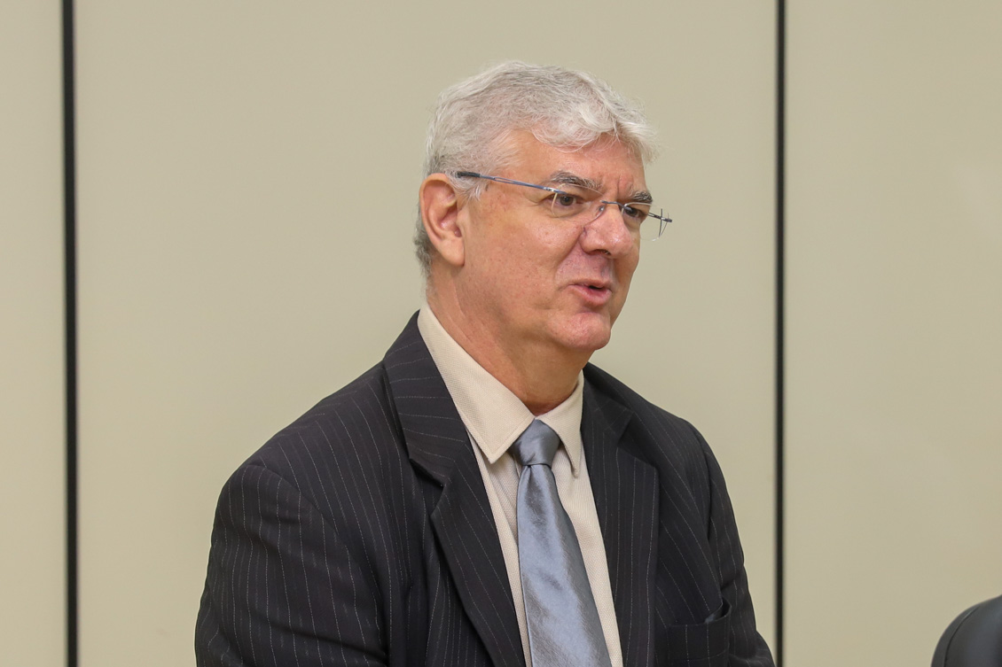 "Foto de close do Dr. Edison"