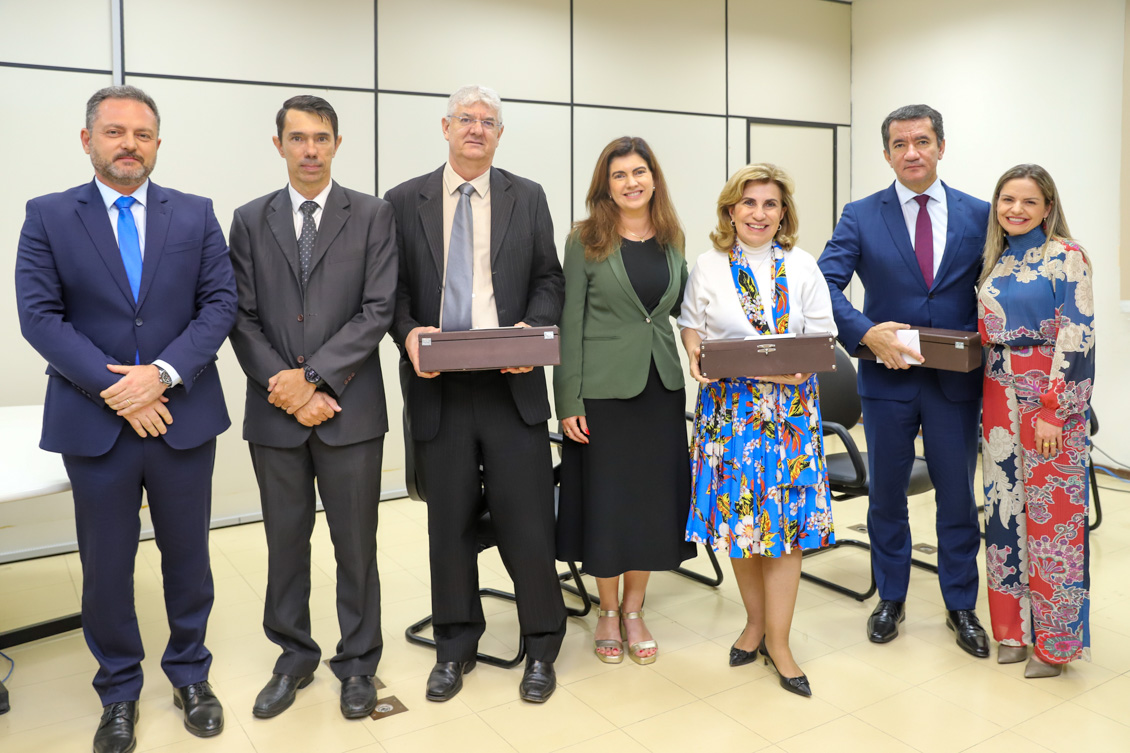 "Foto posada dos membros da administração com Dr. Marcelo, Dra. Ana Claudia e mais dois magistrados"