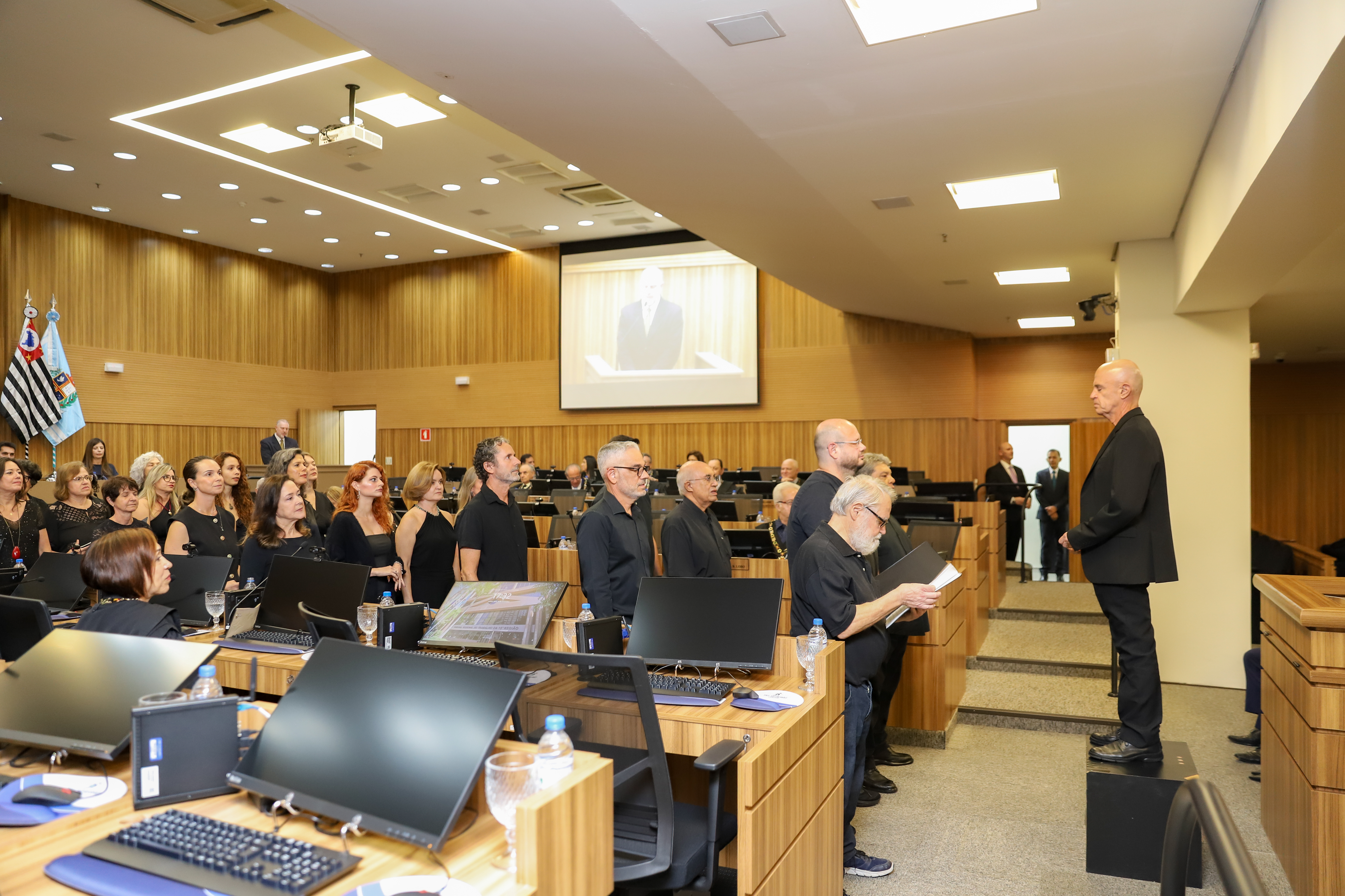 "A foto mostra o coral se apresentando"