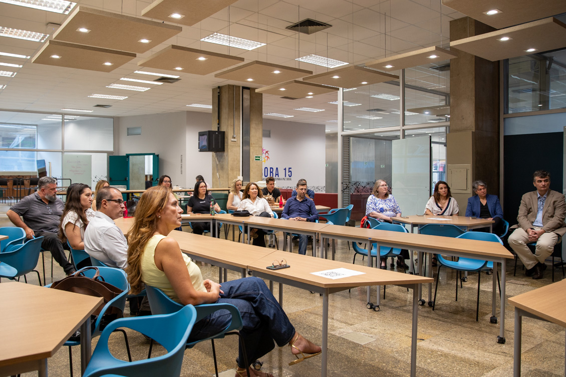 "Servidores sentados observam palestrante"