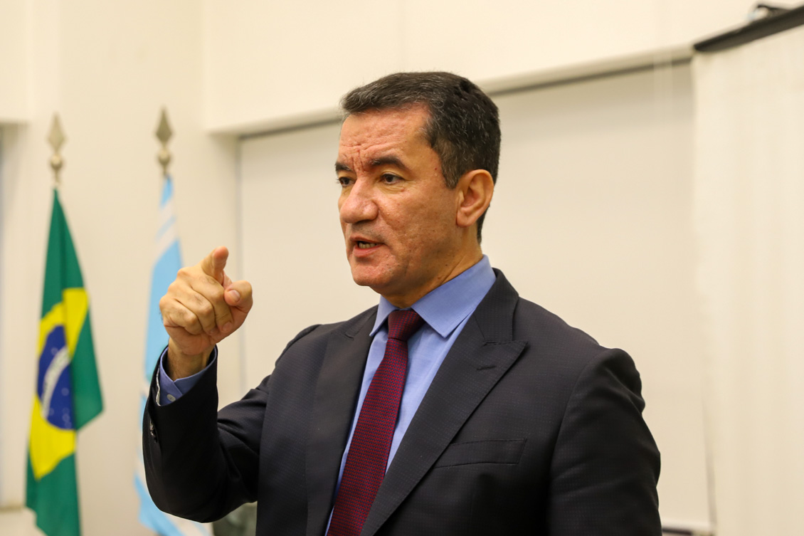 "Dr. Renan fala aos magistrados"