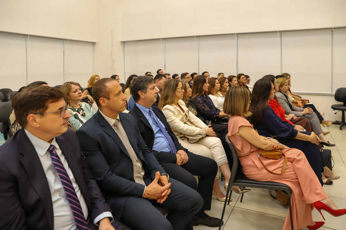 "foto geral lateral dos magistrados sentados em cadeiras"