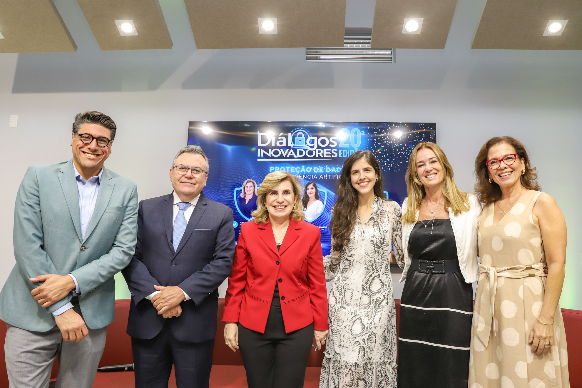 "Foto posada dos palestrantes com a equipe de coordenação do Co.Labora15, na sequência: Dr. Marcel, Dr. Levi, Dra. Ana Paula, Dra. Helena, Dra. Daniela e a servidora Lara"