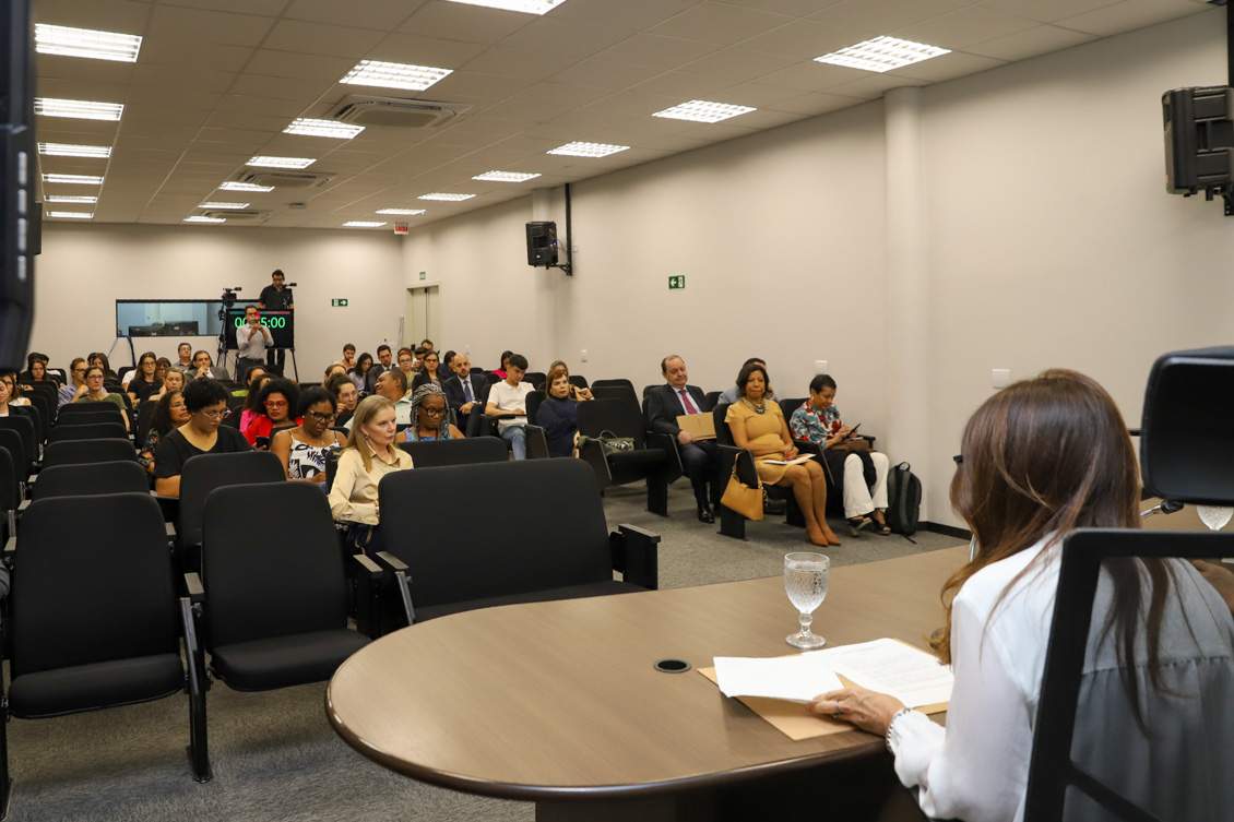 "foto geral do público sentado nas cadeiras do auditório da Ejud15"