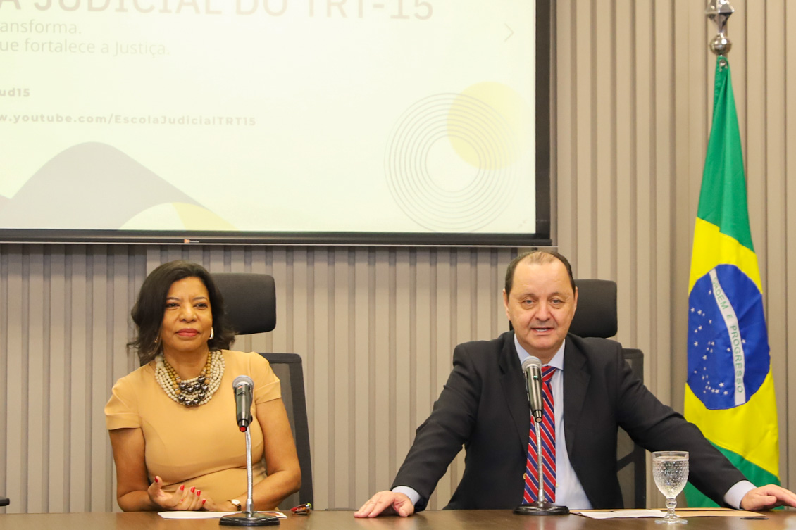 "Dra. Rosilene e Dr. Helio, na mesa alta"