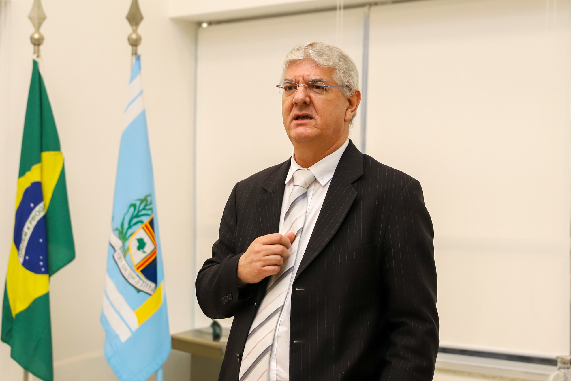 "Dr. Edison fala aos magistrados"