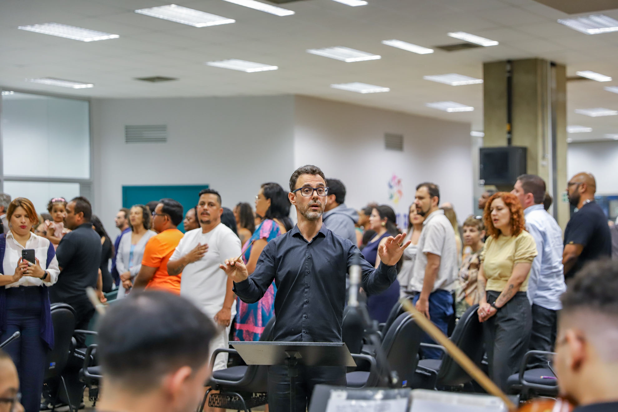 "Orquestra se apresenta no evento"