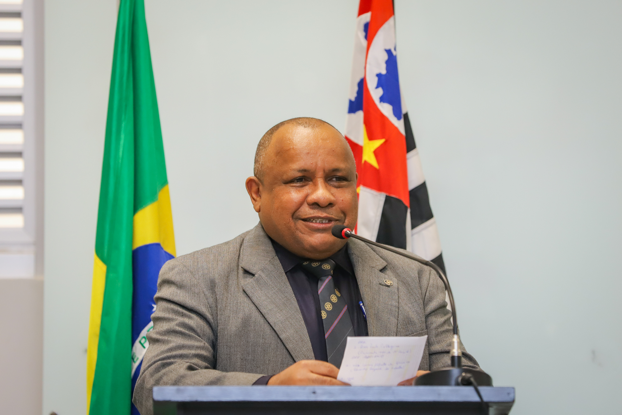 "Um homem fala ao microfone"