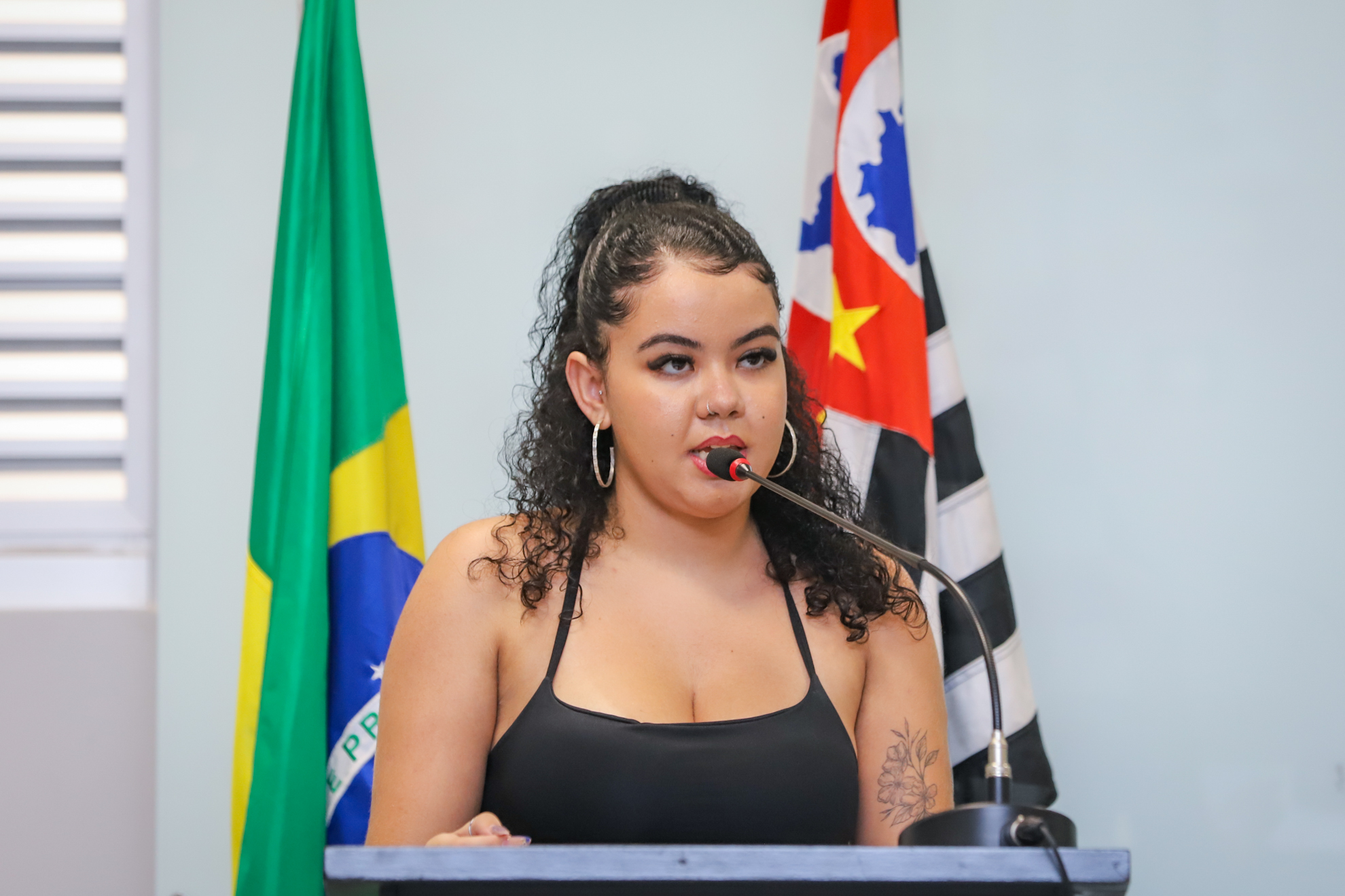 "Uma formanda fala ao microfone"