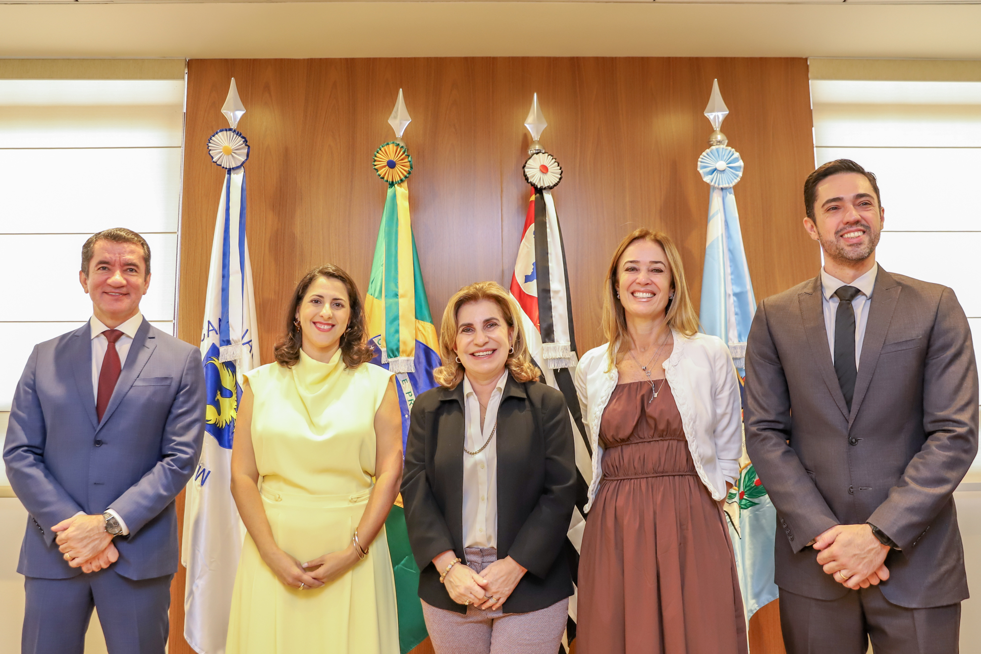 "Da esquerda para a direita: Dr. Renan, juíza Iara, Dra. Ana Paula, Dra. Daniela e Dr. Francisco da Amatra"