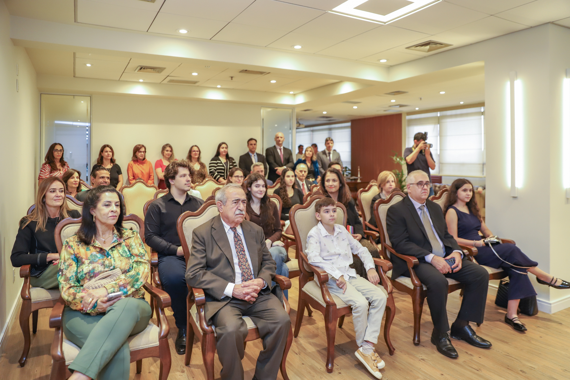 "foto geral do público sentado e acompanhando a cerimônia"