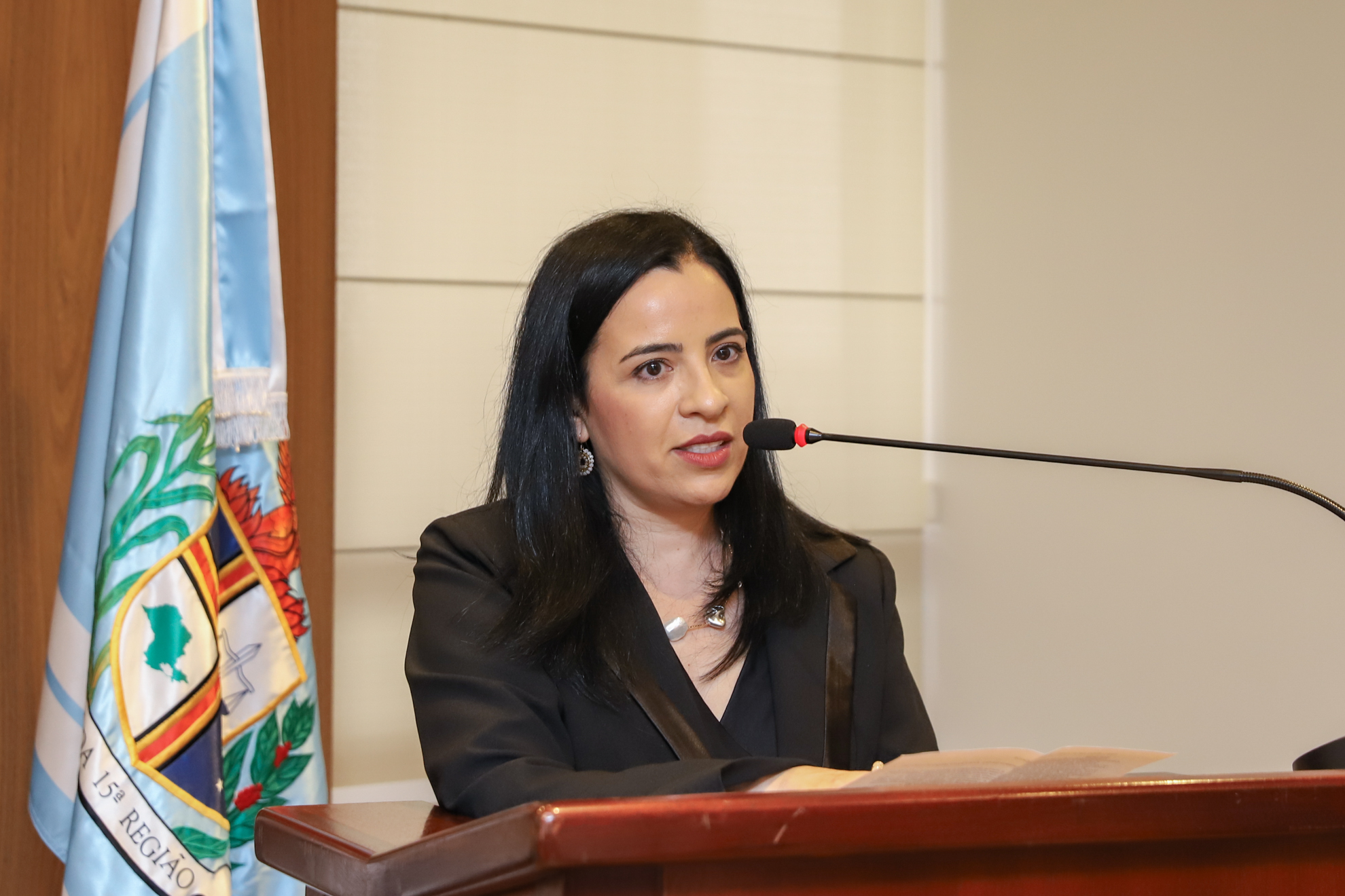 "A juíza Vanessa fala no púlpito"