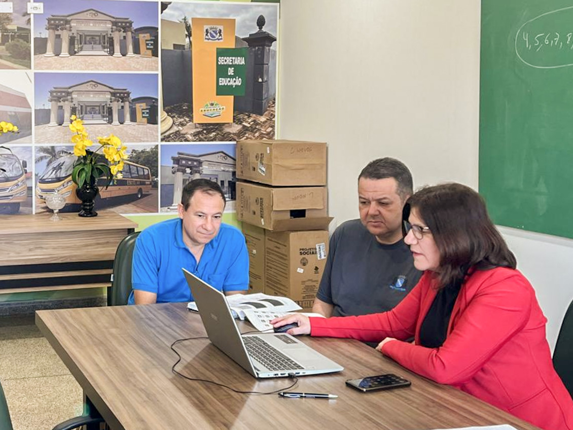 Dois homens e uma mulher compõem a imagem, que retrata um atendimento no ambiente do PID"