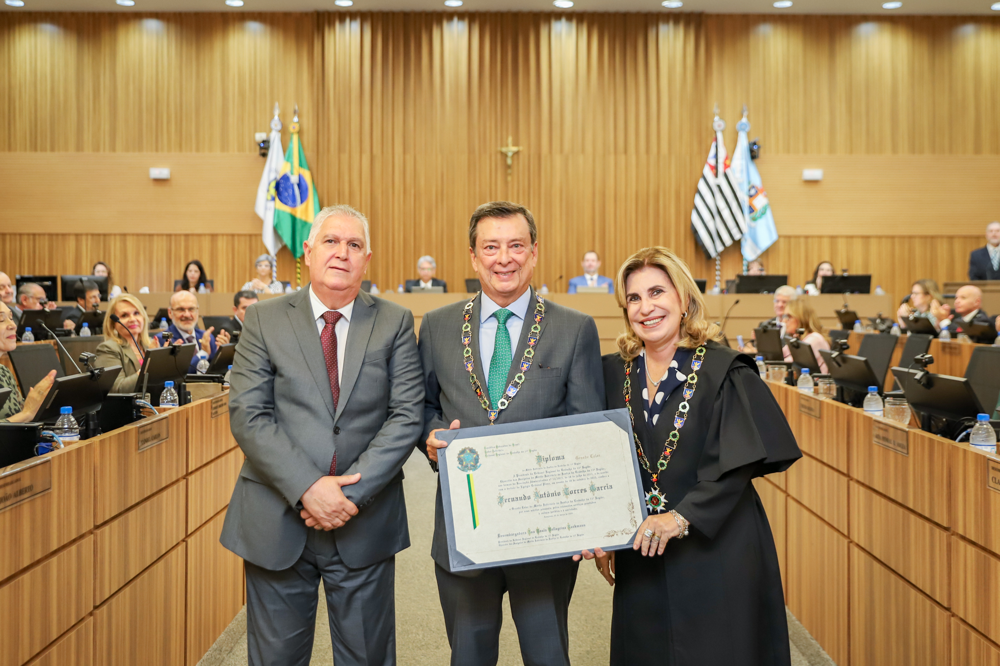 "foto posada do Dr. Helcio, Dr. Fernando, com o Grande Colar, e Dra. Ana Paula"