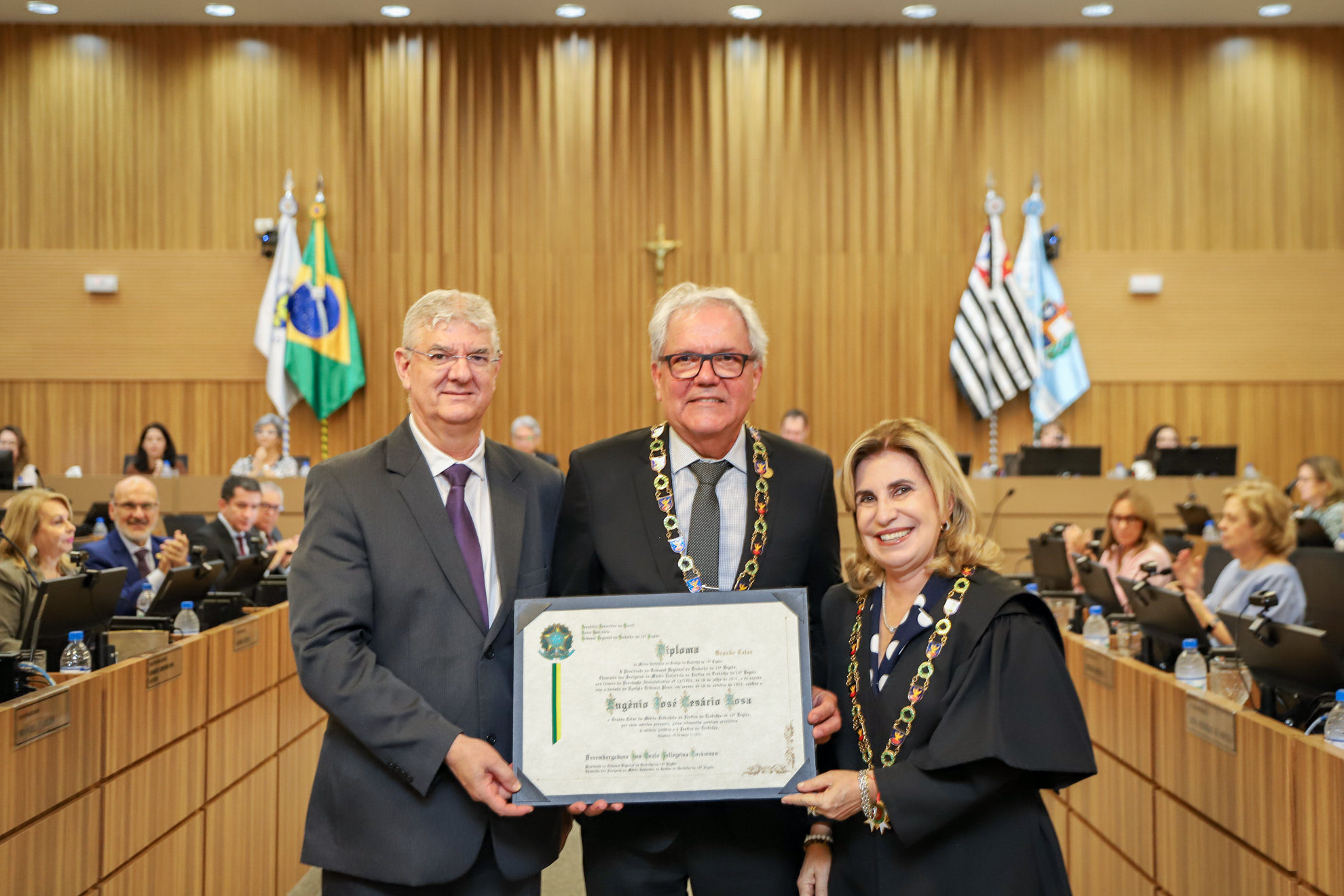"Foto posada do Dr. Pelegrini, Dr. Eugênio com o Grande Colar, e a dra. Ana Paula"