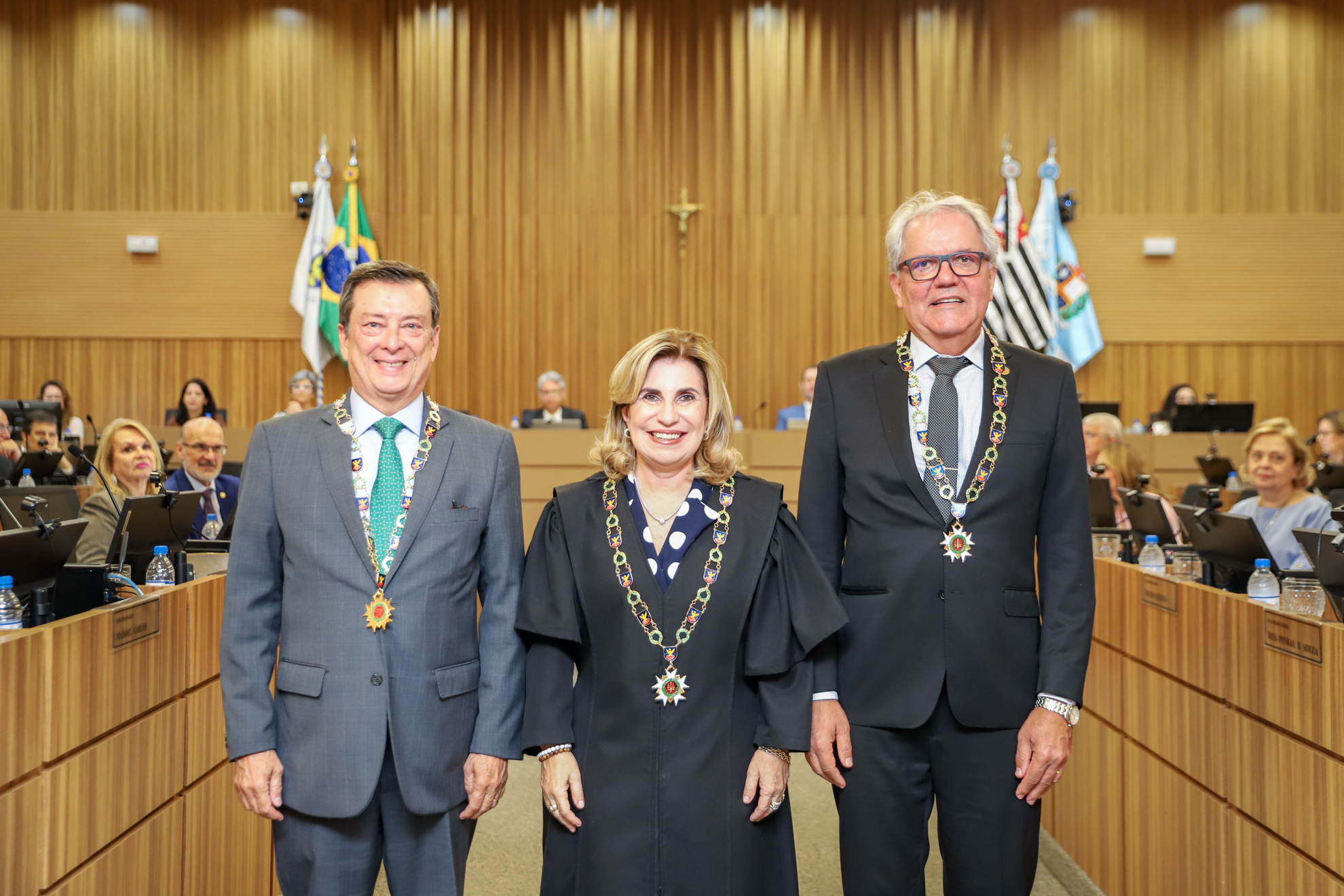 "foto posada dos dois desembargadores com as comendas e a dra. Ana Paula"