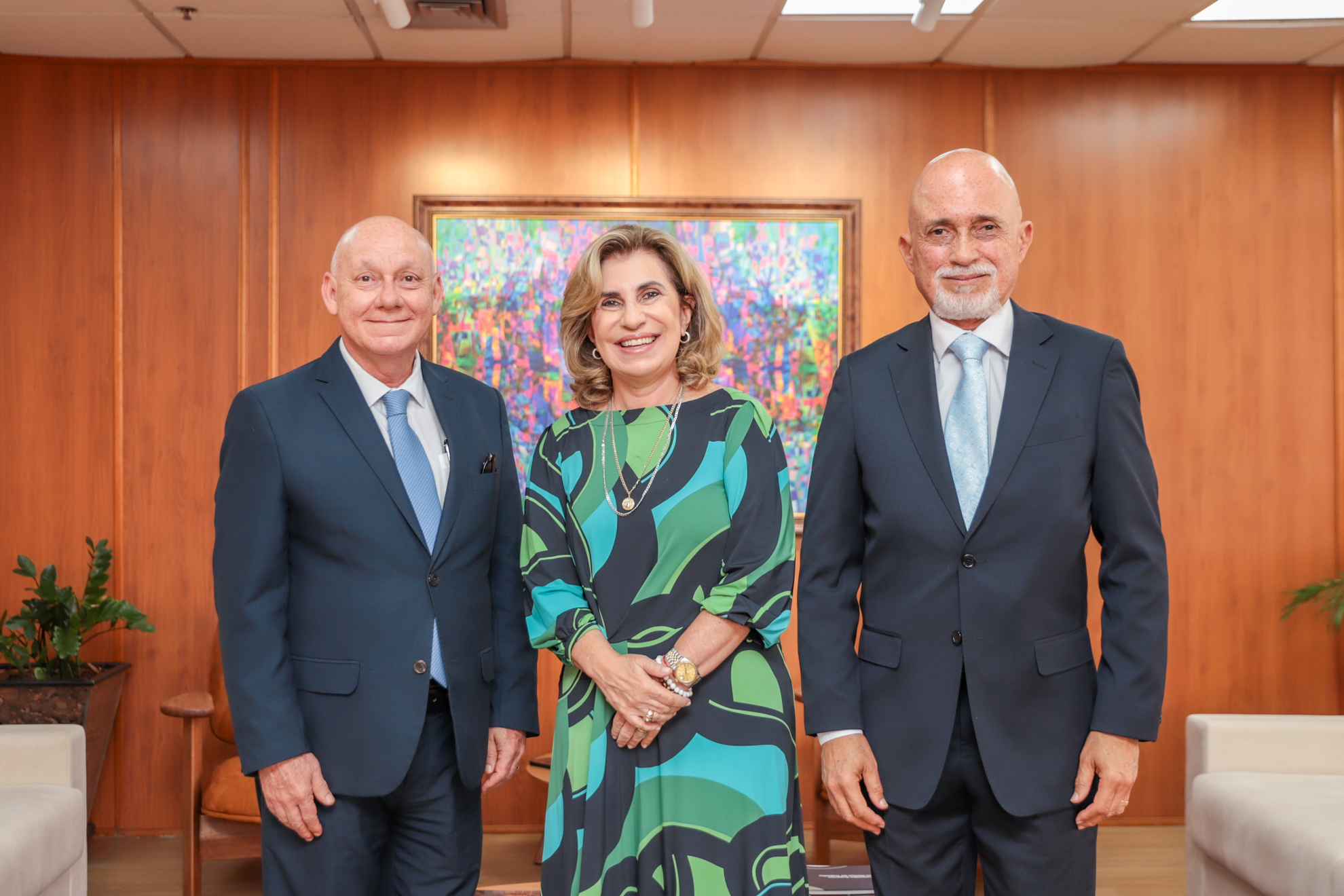 "Os desembargadores Luís Antonio, Ana Paula e Samuel estão de pé posando para foto"