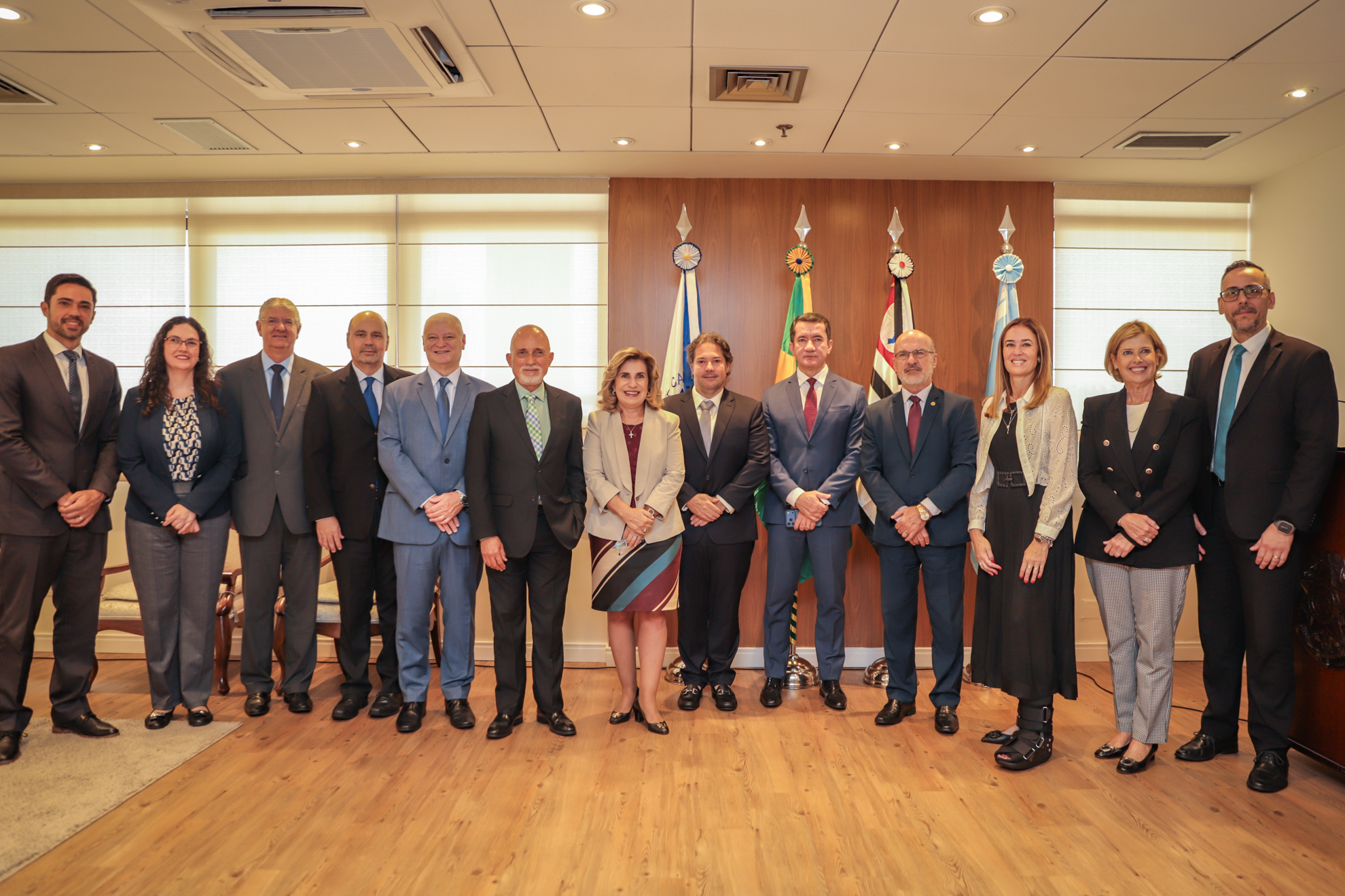 "magistradas e magistrados posam para foto com o juiz empossado"