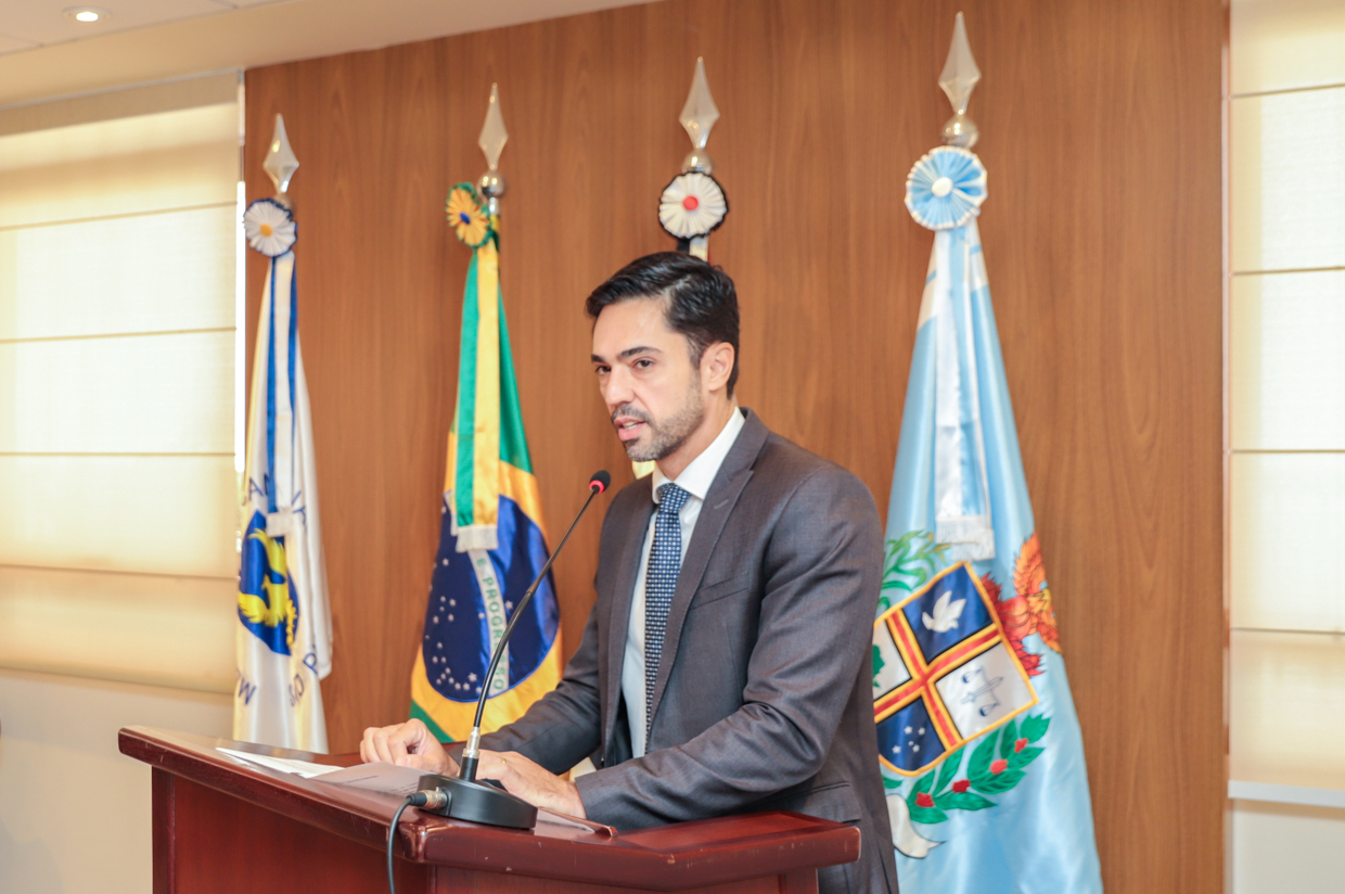 "juiz presidente da Amatra XV, Francisco Conte, fala ao microfone"